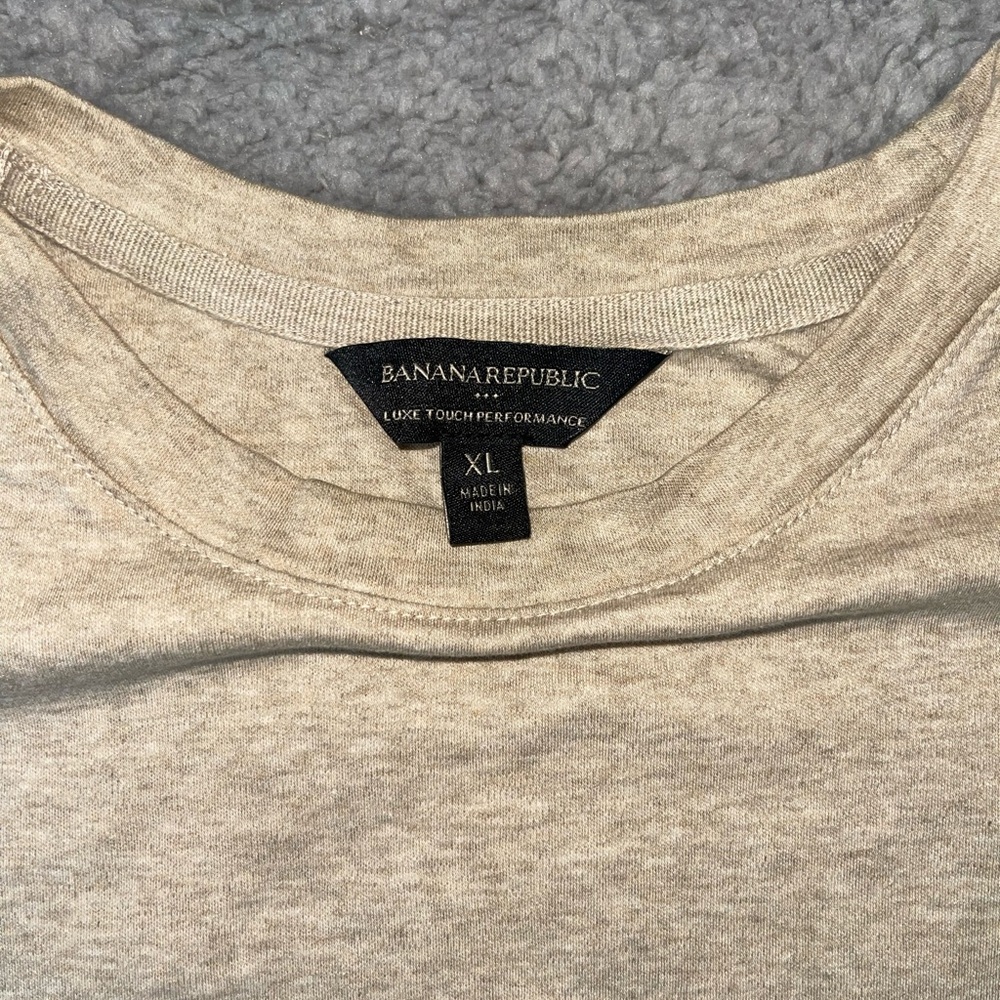 Banana Republic Men’s Olive and Beige Tees - Picture 7 of 7